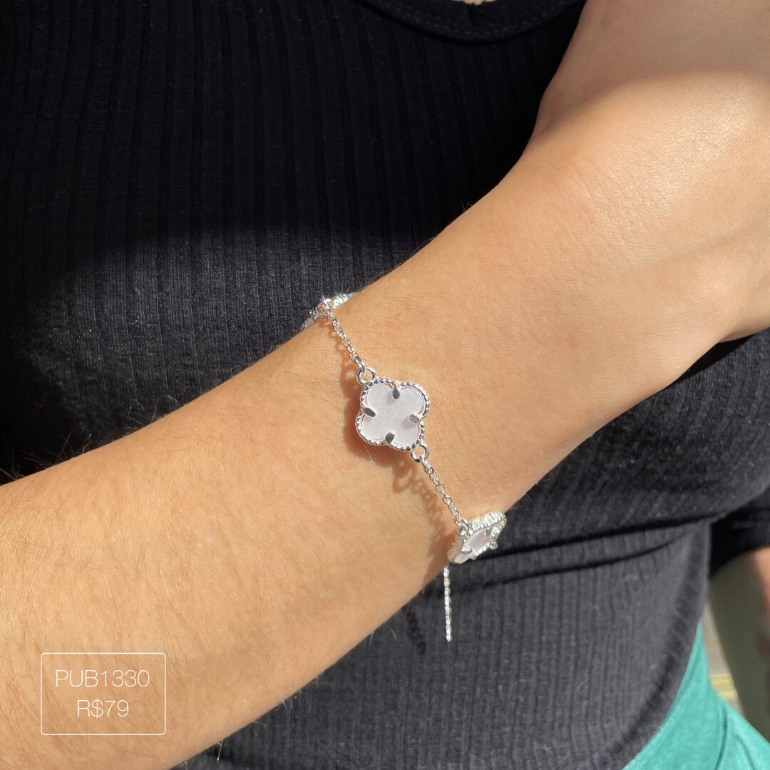 Pulseira V@n Cleef c/ 3 Pingentes Madre Lisa Prateada